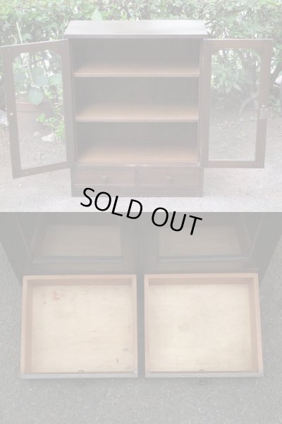 画像4: 昭和レトロ ラワン無垢材のガラス本箱 食器棚