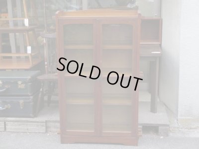 画像4: ラワン材ガラス棚 キャビネット 楔本棚