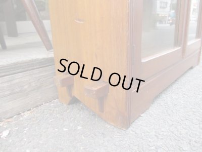 画像7: ラワン材ガラス棚 キャビネット 楔本棚