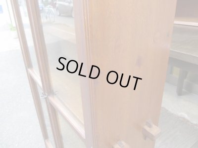 画像9: ラワン材ガラス棚 キャビネット 楔本棚