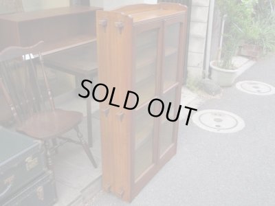 画像2: ラワン材ガラス棚 キャビネット 楔本棚