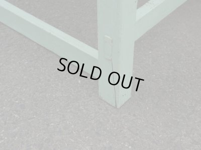 画像12: ペイントされた古い作業台 木製デスク