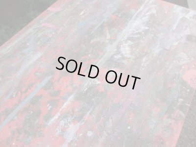 画像7: カラフルに絵の具がのった天板のサイドテーブル(2)