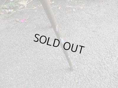 画像8: カラフルに絵の具がのった天板のサイドテーブル(1)