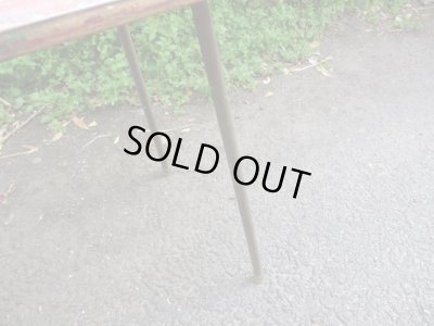 画像7: カラフルに絵の具がのった天板のサイドテーブル(1)