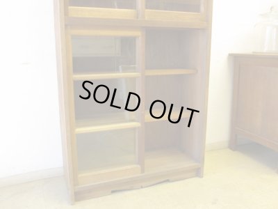 画像5: ヴィンテージ ラワン無垢材のガラス戸棚(1)