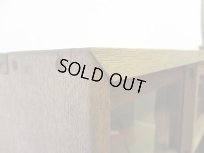 画像6: ヴィンテージ ラワン無垢材のガラス戸棚(2)