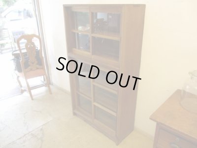 画像2: ヴィンテージ ラワン無垢材のガラス戸棚(1)