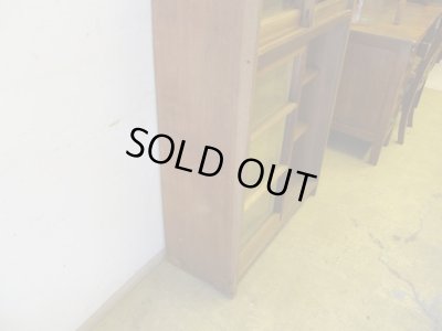 画像11: ヴィンテージ ラワン無垢材のガラス戸棚(1)