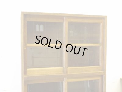 画像4: ヴィンテージ ラワン無垢材のガラス戸棚(1)