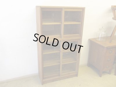 画像16: ヴィンテージ ラワン無垢材のガラス戸棚(2)