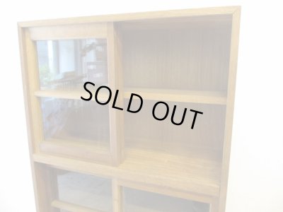 画像2: ヴィンテージ ラワン無垢材のガラス戸棚(2)