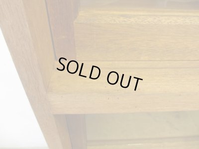 画像14: ヴィンテージ ラワン無垢材のガラス戸棚(2)