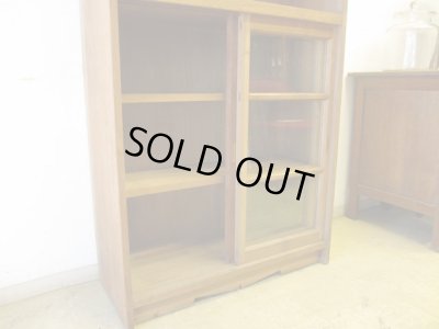 画像3: ヴィンテージ ラワン無垢材のガラス戸棚(2)