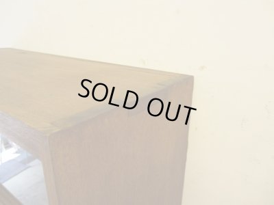 画像8: ヴィンテージ ラワン無垢材のガラス戸棚(1)