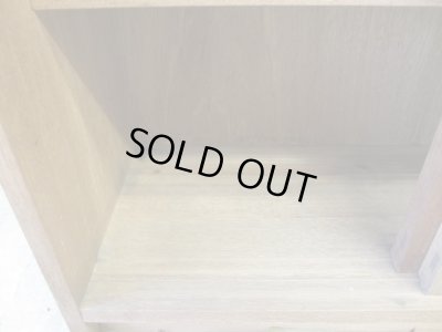 画像9: ヴィンテージ ラワン無垢材のガラス戸棚(2)