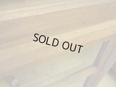 画像15: ヴィンテージ ラワン無垢材のガラス戸棚(2)