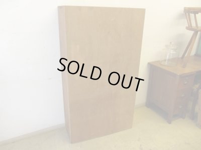 画像4: ヴィンテージ ラワン無垢材のガラス戸棚(2)