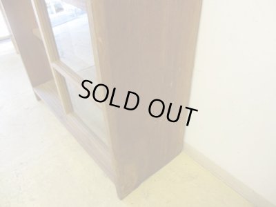 画像12: ヴィンテージ ラワン無垢材のガラス戸棚(2)