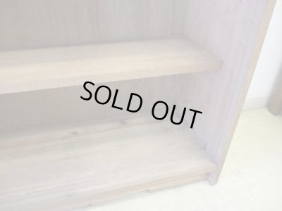 画像10: ヴィンテージ ラワン無垢材のガラス戸棚(2)