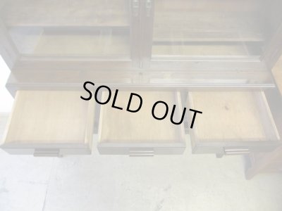 画像10: レトロな古い食器棚 ガラス棚