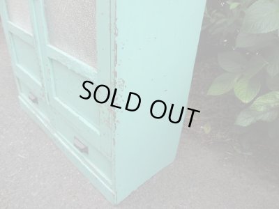 画像16: レトロポップ ペイントされたダイヤガラス戸の本箱 キャビネット