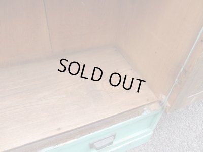 画像12: レトロポップ ペイントされたダイヤガラス戸の本箱 キャビネット