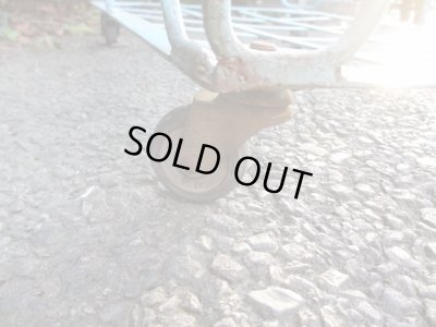 画像10: 古いアイアン製のカゴ キャスター付