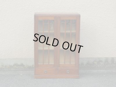 画像2: アンティーク 縦格子ガラス戸の本箱 収納棚