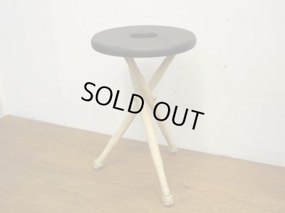 画像2: アンティーク シャビーな三本脚の丸椅子 スツール