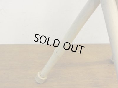 画像6: アンティーク シャビーな三本脚の丸椅子 スツール