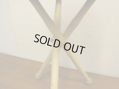 画像5: アンティーク シャビーな三本脚の丸椅子 スツール