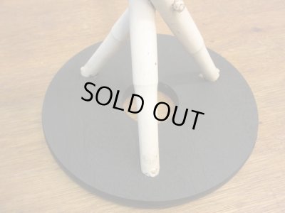 画像4: アンティーク シャビーな三本脚の丸椅子 スツール