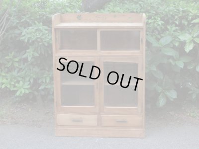 画像2: アンティーク　木味のガラス戸棚