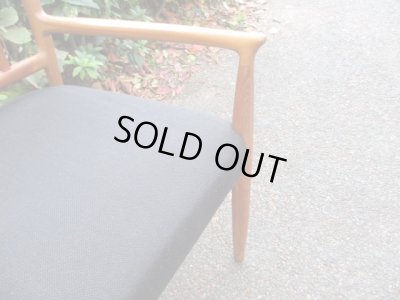 画像11: ヴィンテージ デンマーク製 チーク材のアームチェア 黒 (1)