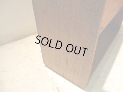 画像8: 木味良い 段違い棚板の飾り棚