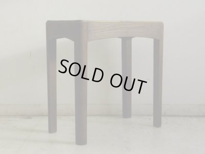 画像2: アンティーク 深い木味の四角いスツール 