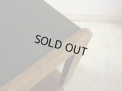 画像11: ヴィンテージ 明るい木味の台形サイドテーブル