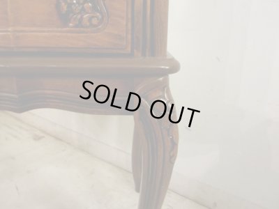 画像13: クラシックな猫脚のガラスキャビネット 3面ガラスショーケース