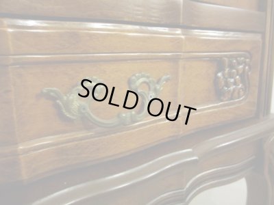 画像11: クラシックな猫脚のガラスキャビネット 3面ガラスショーケース