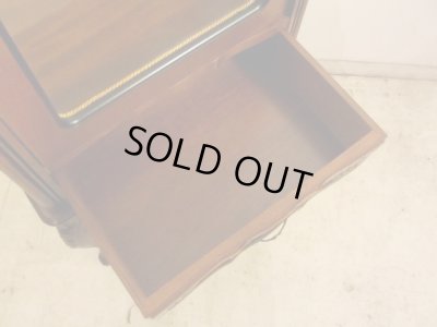 画像12: クラシックな猫脚のガラスキャビネット 3面ガラスショーケース