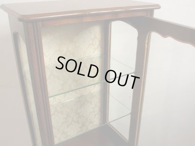 画像8: クラシックな猫脚のガラスキャビネット 3面ガラスショーケース