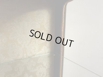 画像9: クラシックな猫脚のガラスキャビネット 3面ガラスショーケース