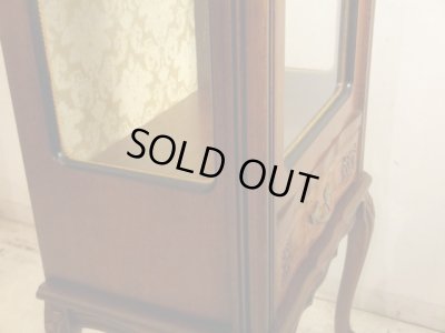 画像14: クラシックな猫脚のガラスキャビネット 3面ガラスショーケース