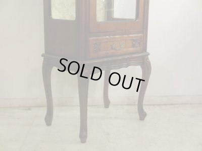 画像7: クラシックな猫脚のガラスキャビネット 3面ガラスショーケース