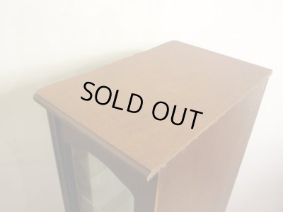 画像16: クラシックな猫脚のガラスキャビネット 3面ガラスショーケース