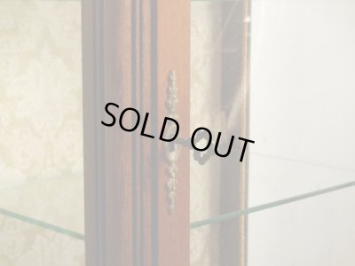 画像10: クラシックな猫脚のガラスキャビネット 3面ガラスショーケース