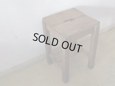 画像2: アンティーク 寂びた角椅子 スツール