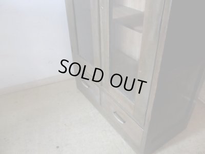 画像3: アンティーク 桜材 深い木味のガラス本箱 収納棚