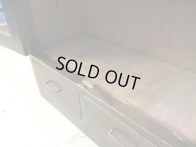 画像12: アンティーク 桜材 深い木味のガラス本箱 収納棚